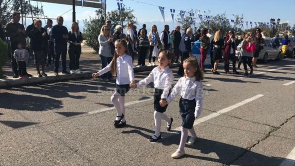 Η συγκινητική στιγμή όπου τυφλή μαθήτρια παρελαύνει με τη βοήθεια δύο συμμαθητριών της (βίντεο)